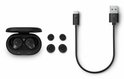 Zwarte oordopjes, open oplaadcase, drie maten oordopjes en USB-C oplaadkabel.