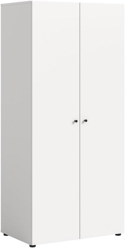 Witte kledingkast met twee deuren en zwarte knoppen, staand op kleine zwarte pootjes.