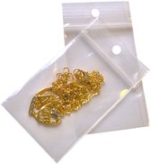 Gouden ketting met diamanten, in een transparant gripzakje.