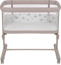 Beige co-sleeper met een licht patroon van paardenbloemen op het matras. De zijkanten zijn van ademend gaas.