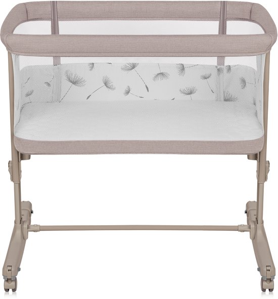 Beige co-sleeper met een licht patroon van paardenbloemen op het matras. De zijkanten zijn van ademend gaas.