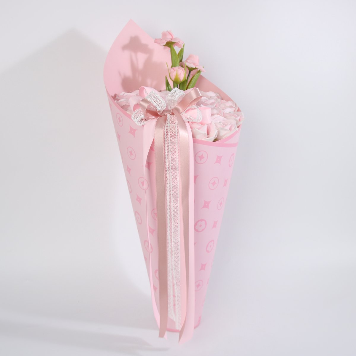 La Roselle Amsterdam Luxe Lichtroze Kunstrozen Boeket met Pareldetails – Roze Geschenkverpakking – Blush Pearl Rose Bouquet Collection