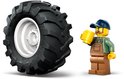 Minifiguur van een boer met bierpul, naast een grote tractorband.