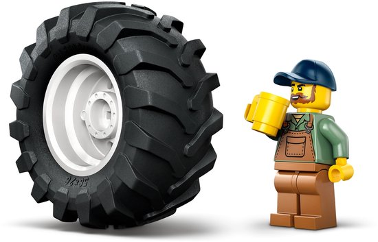 Minifiguur van een boer met bierpul, naast een grote tractorband.