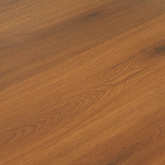 Close-up van de goudbruine laminaatplanken met natuurlijke houtnerfdetails.