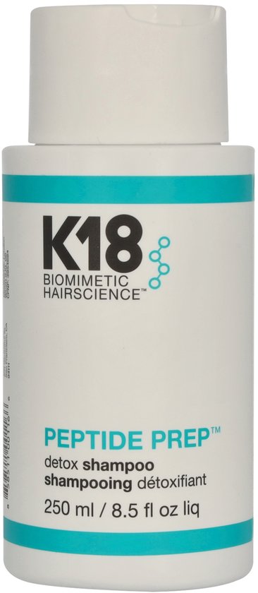 Witte fles K18 Peptide Prep Detox Shampoo met turquoise accenten en zwarte tekst.