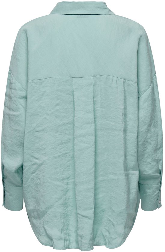 Dos d'une chemise oversize bleu clair avec fermeture boutonnée et col montant.