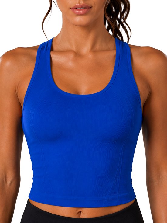 Blauwe sporttop met racerback, van ribstof. De top sluit nauw aan.