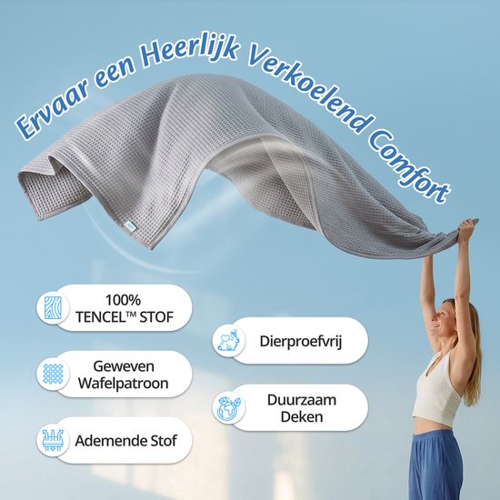 Een lichtgrijze wafelstof deken wordt omhoog gehouden door een vrouw, met tekst "Ervaar een Heerlijk Verkoelend Comfort".