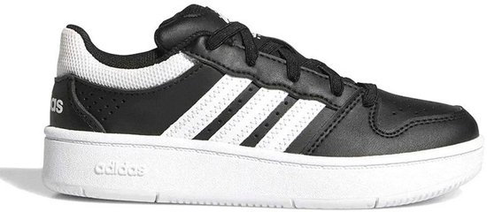 Zwarte kindersneaker met witte Adidas-strepen op de zijkant, witte zool en witte hiel.
