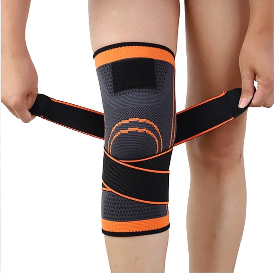 Gedetailleerde weergave van een oranje kniebrace, vastgezet met verstelbare banden.