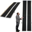 Twee opvouwbare aluminium opritten met zwart antislipoppervlak, naast een man.