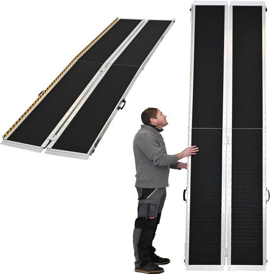 Twee opvouwbare aluminium opritten met zwart antislipoppervlak, naast een man.