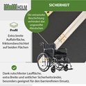 Close-up van een aluminium oprit met zwart antislipoppervlak en een rolstoel.