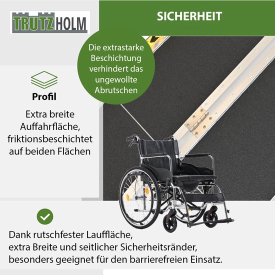 Close-up van een aluminium oprit met zwart antislipoppervlak en een rolstoel.
