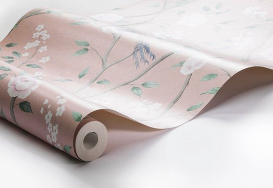 Rol roze bloemenbehang met takken, bloemen en vogels.