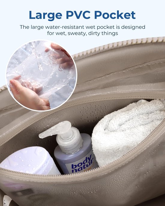 Een beige sporttas met een grote, waterdichte PVC-binnenzak waarin een handdoek en een flesje lotion liggen.