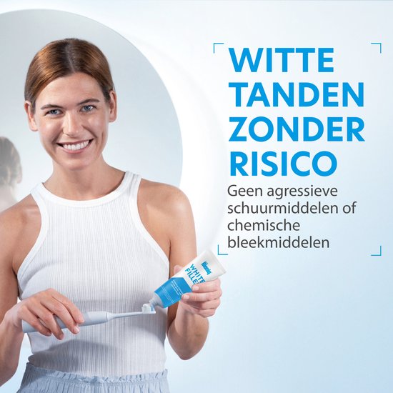 Vrouw met een witte tanktop en blauw-witte Bioniq White Filler tandpastatube in de hand. Ze houdt een elektrische tandenborstel vast. "Witte tanden zonder risico".