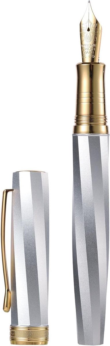 Elegante vulpen met fijne zachte nib, gouden en zilveren afwerking en geometrisch ontwerp in metaal