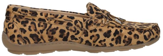 Zijaanzicht van de rechter suède loafer met luipaardprint en beige zool.