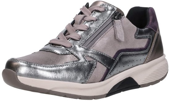 Zilverkleurige Gabor Rollingsoft sneaker met roze veters, rits en paarse details.
