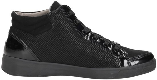 Zwarte sneaker met veters en rits, lakleren neus en details.