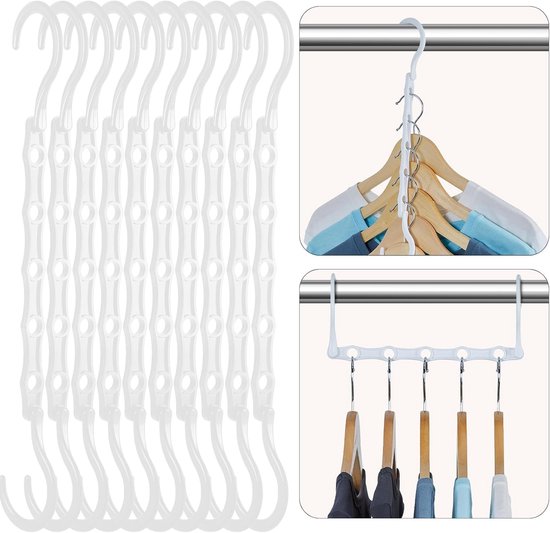 Tien witte, ruimtebesparende kledinghangers met elk 6 gaten voor verticale opslag. Een hanger toont shirts, een ander broeken.
