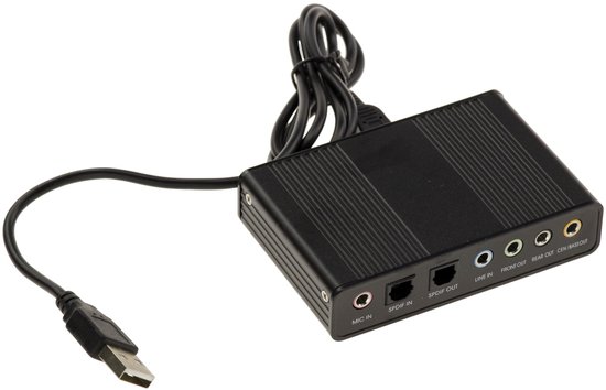 Zwarte externe USB-geluidskaart met microfoon-, S/PDIF-in, S/PDIF-out, line-in, front-, rear- en center/bass-out poorten en een USB-kabel.