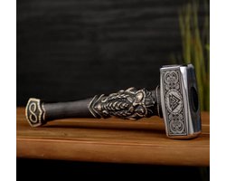 Prachtig afgewerkte Hamer in Noorse Viking stijl, zowel handvat als Hamerkop zijn met de hand afgewerkt