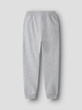 Grijze joggingbroek, van achteren gezien.