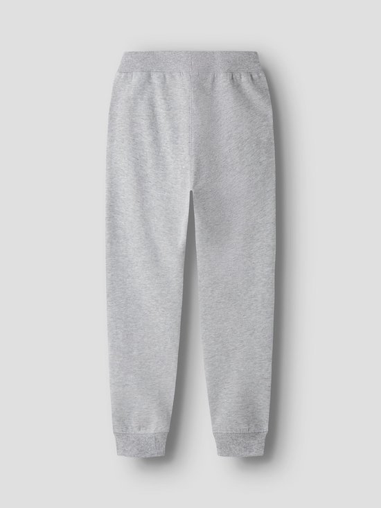 Grijze joggingbroek, van achteren gezien.