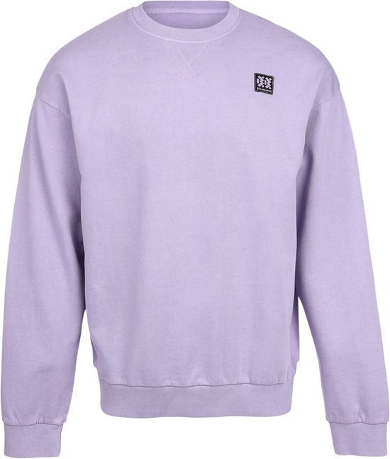Lichtpaarse sweater met een zwart logo-embleem op de borst, op een zwarte achtergrond.