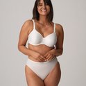 Model in witte beugelbeha en slip, met brede schouderbandjes