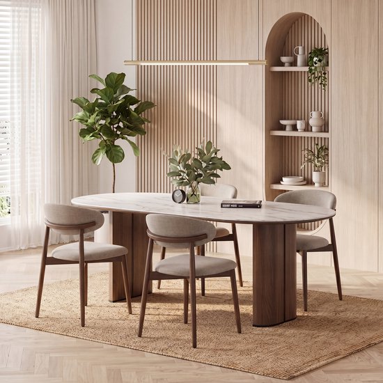 Vier bruine stoffen stoelen met houten poten rond een ovale tafel.