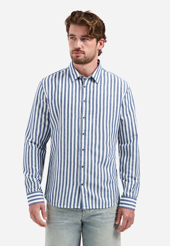 Model in blauw en wit gestreept overhemd, zijaanzicht.