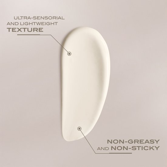 Witte producttextuur met tekst: ULTRA-SENSORIAL AND LIGHTWEIGHT TEXTURE, NON-GREASY AND NON-STICKY.