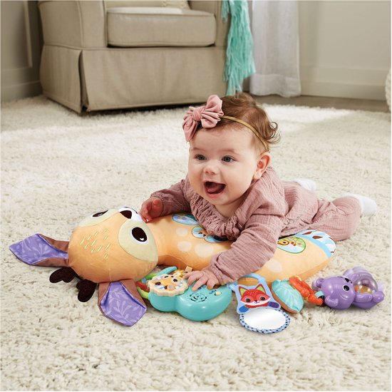 Baby op buik tijd met het VTech Tummy Time Knuffelhertje. Het speelgoed hertje is oranje met stippen, paarse vleugels en een interactieve piano.
