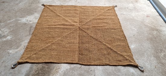 Bruin kokosvezel schaduwdoek, 5x5 meter, op betonnen vloer, met kruislings lopende stiksels en metalen oogjes.
