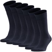 Een multipack van zes donkerblauwe sokken, gerangschikt op een witte achtergrond.