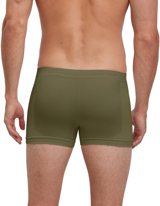 Achterkant van een man die een groene Falke boxer draagt. Boxer heeft een geribbelde tailleband.