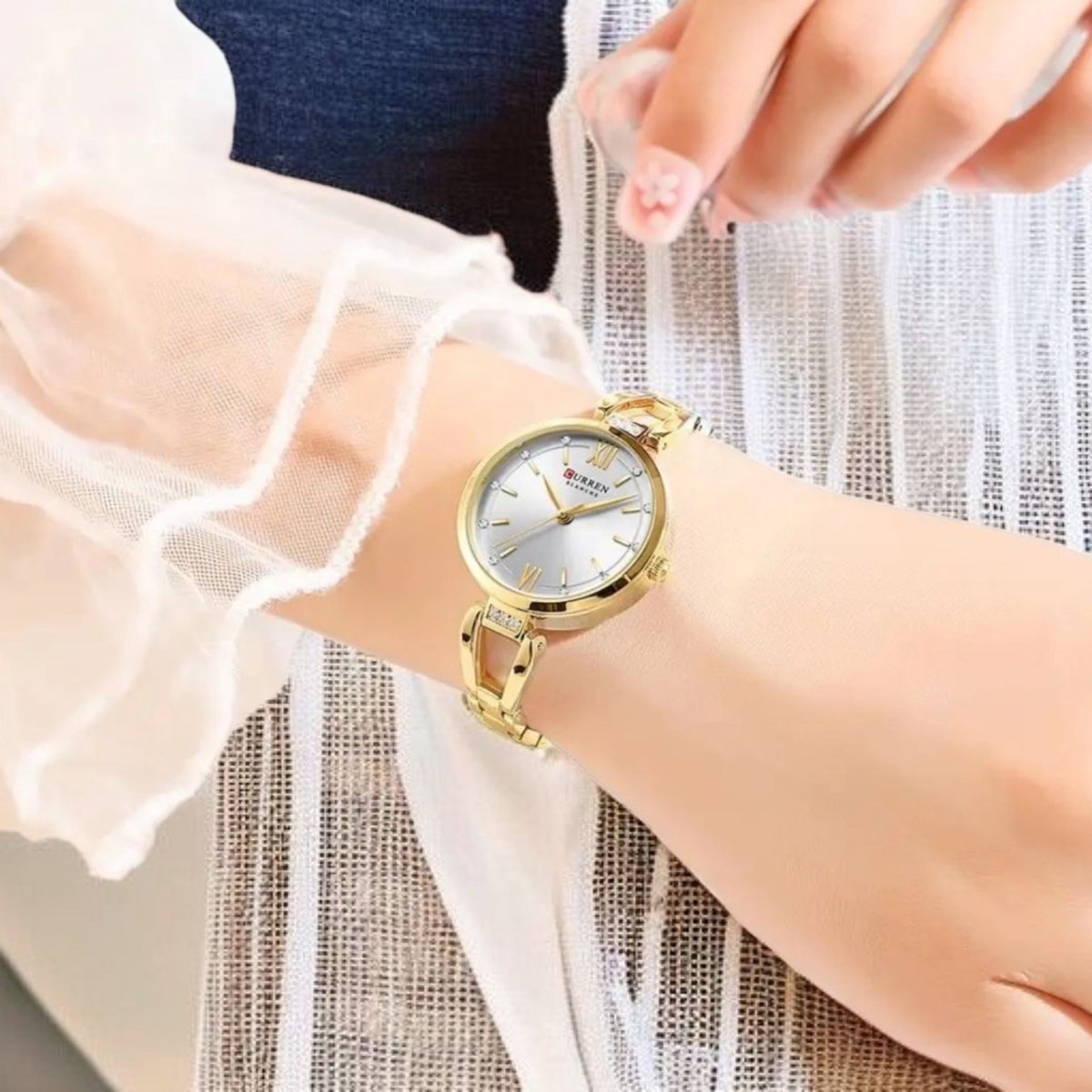 Luxe CURREN Dameshorloge Goudkleur met witte wijzerplaat - Elegante Roestvrijstalen Horloge met Kristallen - Waterdicht 5 Kleuren