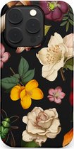 Telefoonhoesje met een donkere achtergrond, bedekt met een print van diverse bloemen in verschillende kleuren, bladeren en een groene kever.