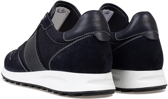 Achterkant van donkerblauwe PME Legend sneakers met witte stiksels en donkerblauwe logo's op de hiel.