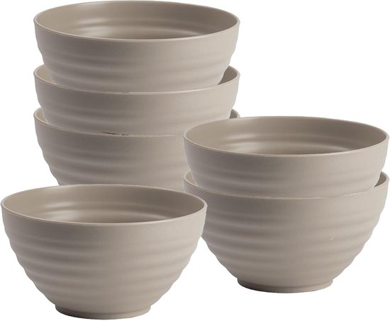 Six bols taupe en plastique, partiellement empilés.