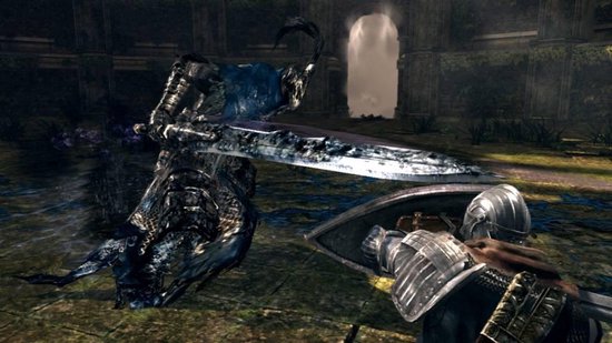 Een demonische figuur met een groot zwaard slaat toe op een ridder met schild en helm in een met water bedekte ruïne.
