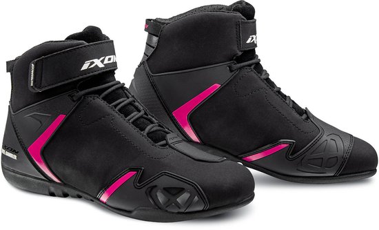 Zwarte Ixon motorschoenen met roze accenten en veters. Waterdicht met klittenbandsluiting.