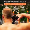 Zwarte Maicura massagegun op nek van man. Geluidsniveau 35dB (Maicura Go), 60dB (Normaal Gesprek) en 70dB (Gemiddelde Massage Gun).