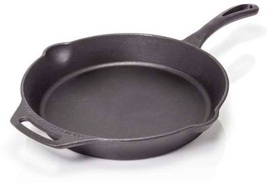 Zwarte gietijzeren pan met steel, op een witte achtergrond.