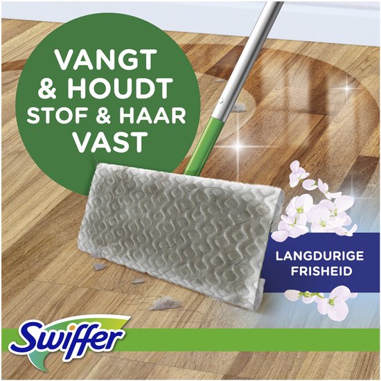 Lingette Swiffer à motif floral sur un parquet. Texte : Capture et retient la poussière et les poils. Fraîcheur durable.