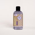 Fles lavendel spa geur met 100% natuurlijk etiket, geïsoleerd op een witte achtergrond.